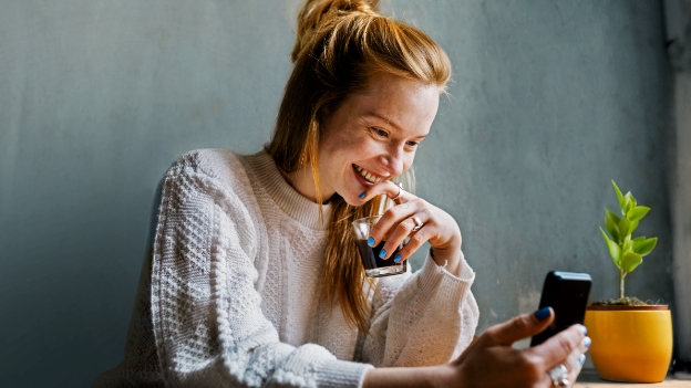 Lachende Frau am Smartphone